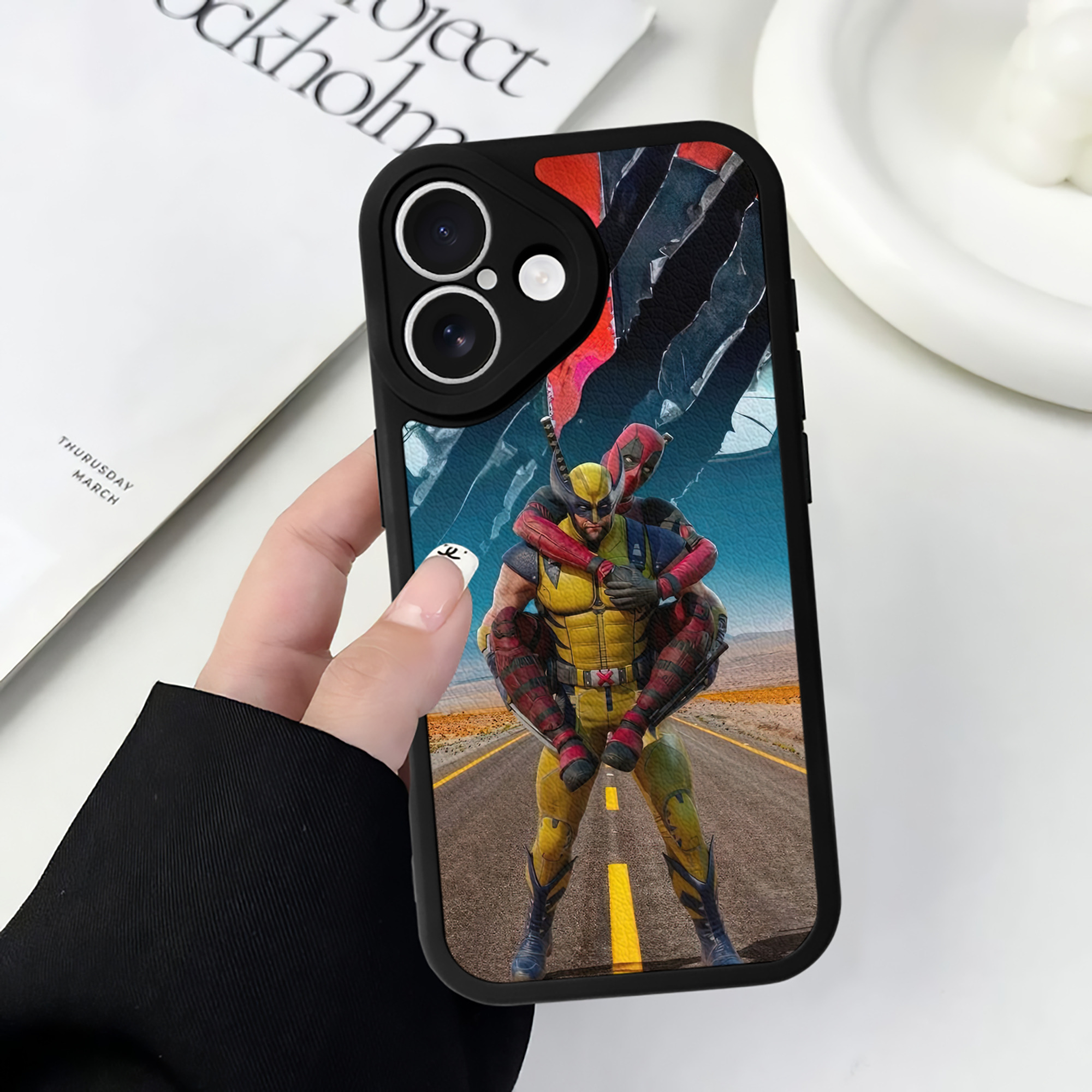 （画像用） Deadpool デッドプール 【iPhone 16シリーズ対応】シリコンスマホケース（レザー調） 材質：シリコン